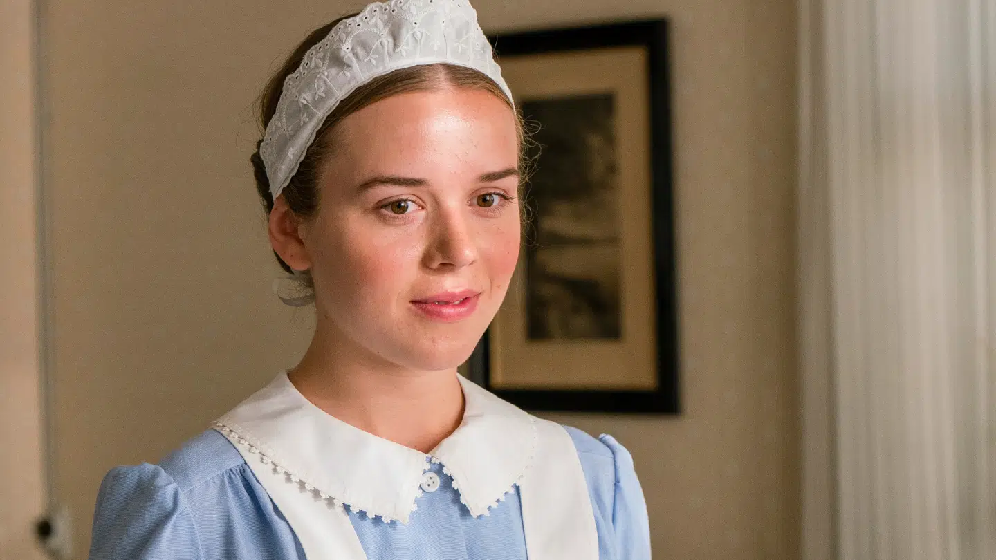 Laura Kjær er ny på Badehotellet som stuepigen Nana.