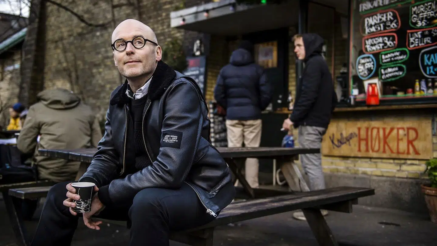 Chris Pedersen, tv-vært fra DR, fortæller, at modebranchens største problem er den kulsorte industri