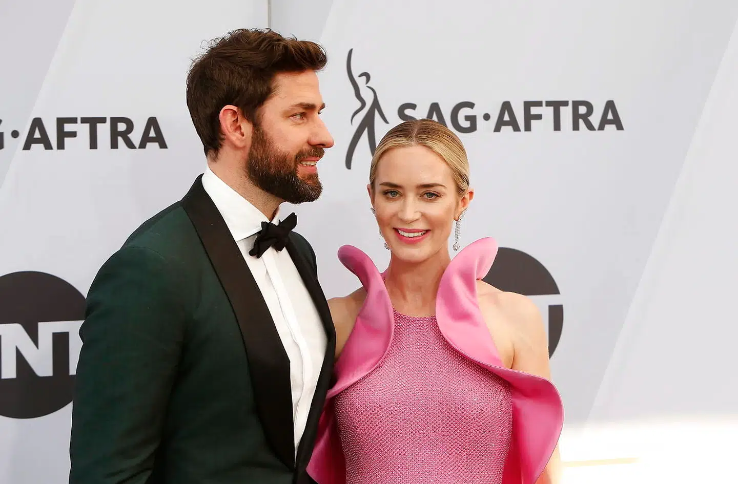 John Krasinski og Emily Blunt danner par. Her ankommer de til Screen Actors Guild Awards.
