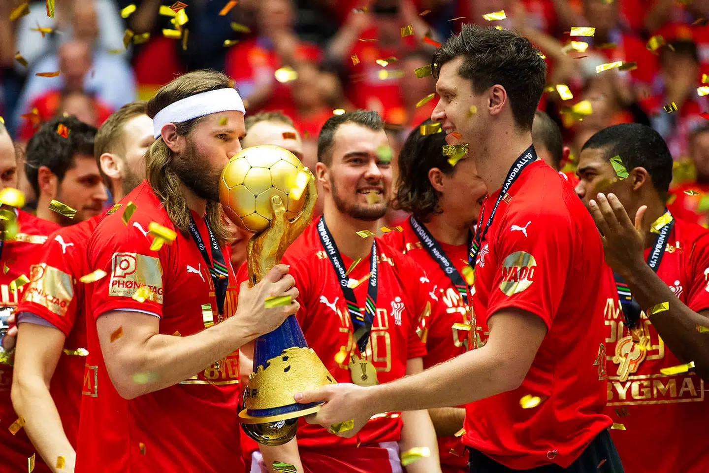 De danske spillere får beviset på VM-guldet. Her Mikkel Hansen og Niklas Landin.