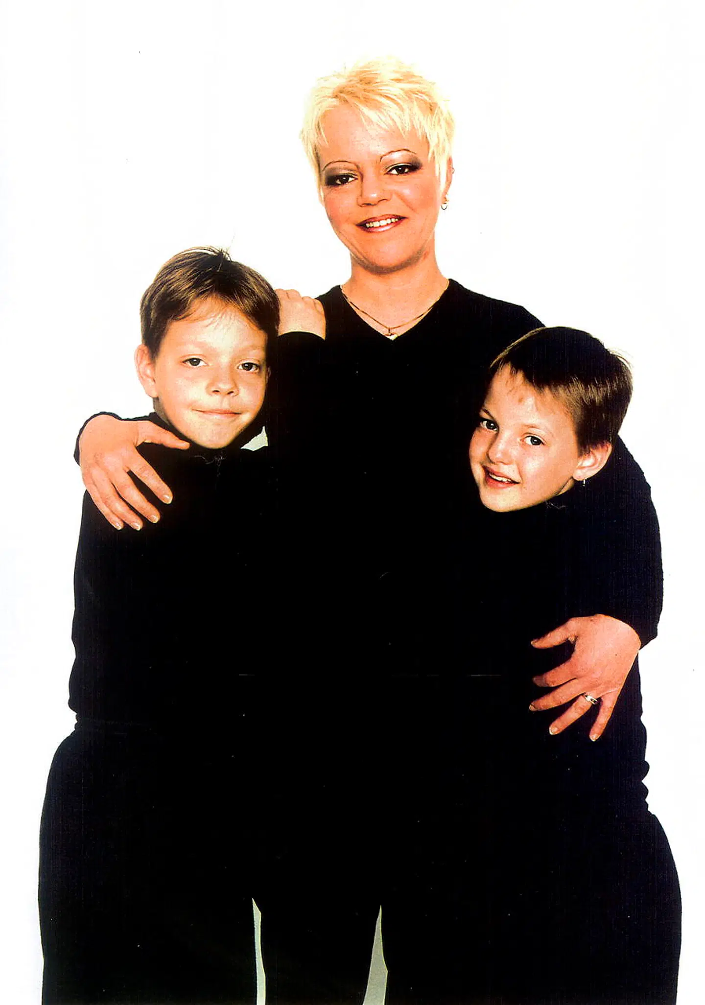 Politifoto af den 36-årige Marianne Pedersen og hendes to sønner, Dennis og Brian, der blev dræbt og parteret af Peter Lundin i 2000.