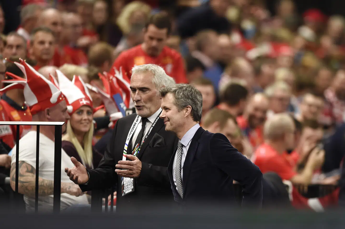 Kronprins Frederik og DHF-generalsekretær Morten Stig Christensen (til venstre) har forsøgt at promovere håndboldsporten i forbindelse med åbningskampen mod Chile i Royal Arena samt ved søndagens finale i Boxen i Herning. Her ses de før kampen mod Chile tidligere i januar. Liselotte Sabroe/Ritzau Scanpix