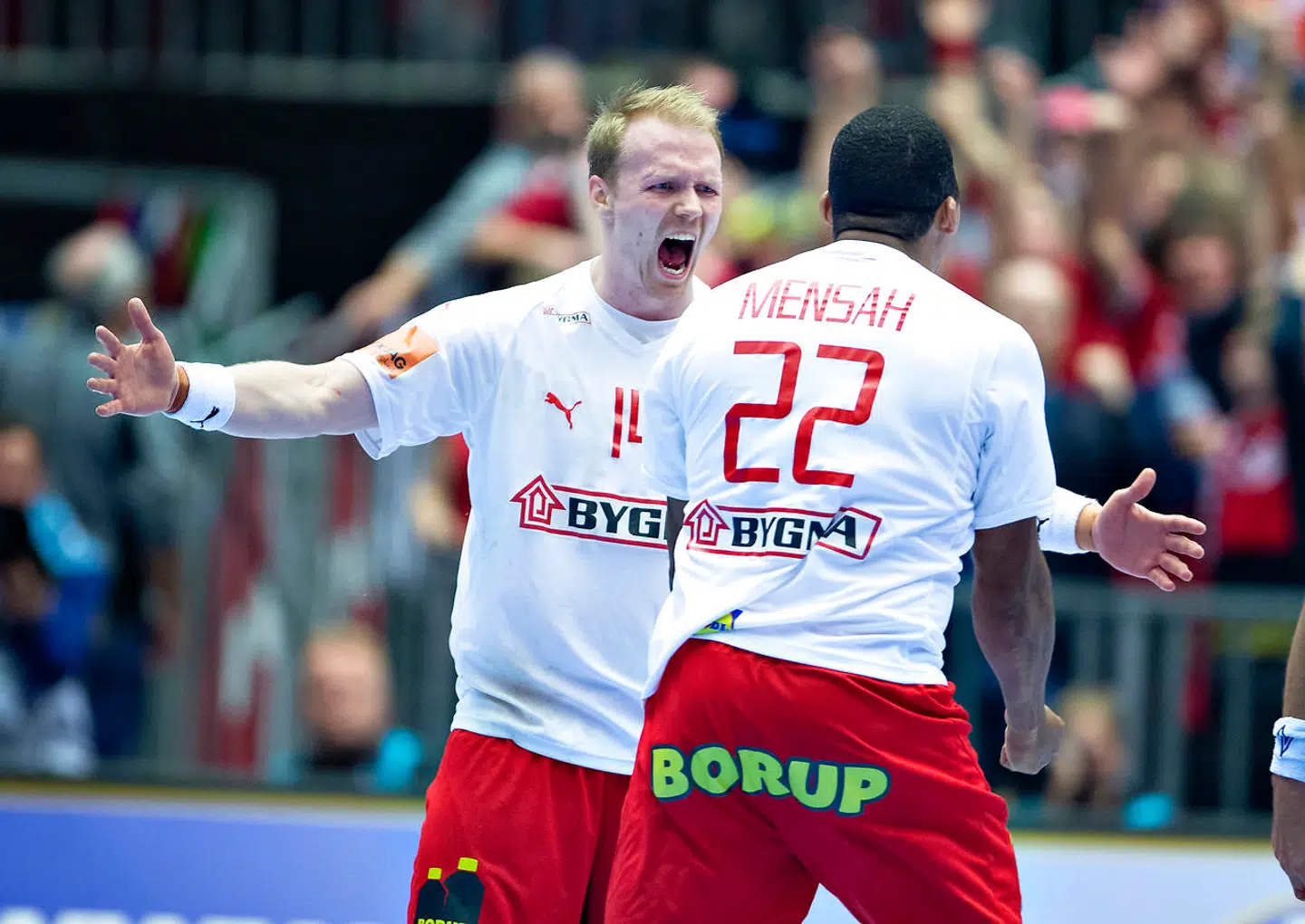 Anders Zachariassen og Mads Mensah fejrer en scoring mod Norge.