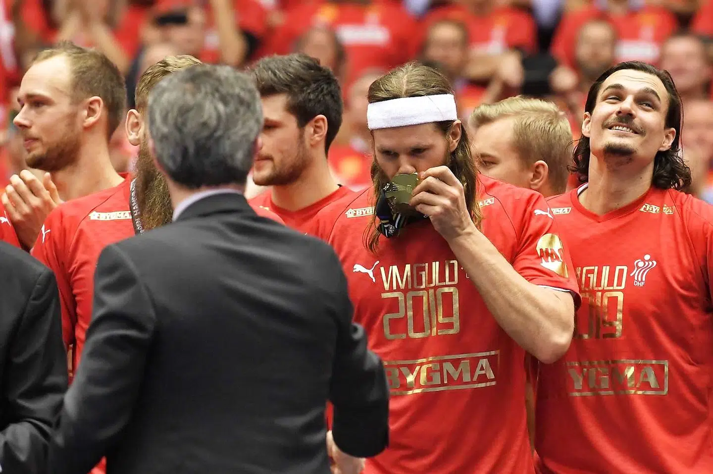 Denmark's Mikkel Hansen kisses his gold medal after winning the IHF Men's World Championship 2019 handball final match between Norway and Denmark at the Jyske Bank Boxen arena in Herning on January 27, 2019. (Photo by Jonathan NACKSTRAND / AFP)