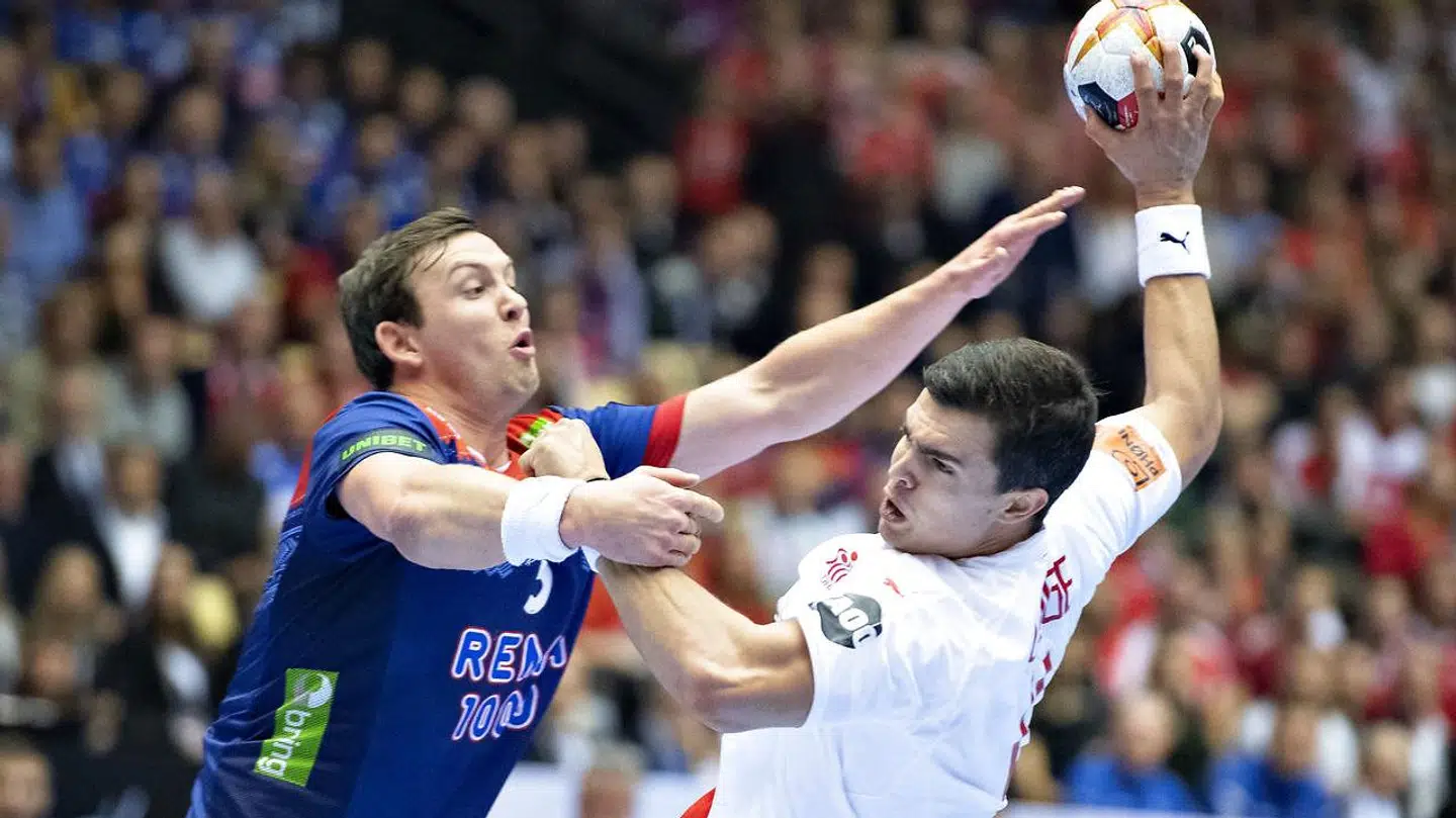 Sander Sagosen i duel med Rasmus Lauge.