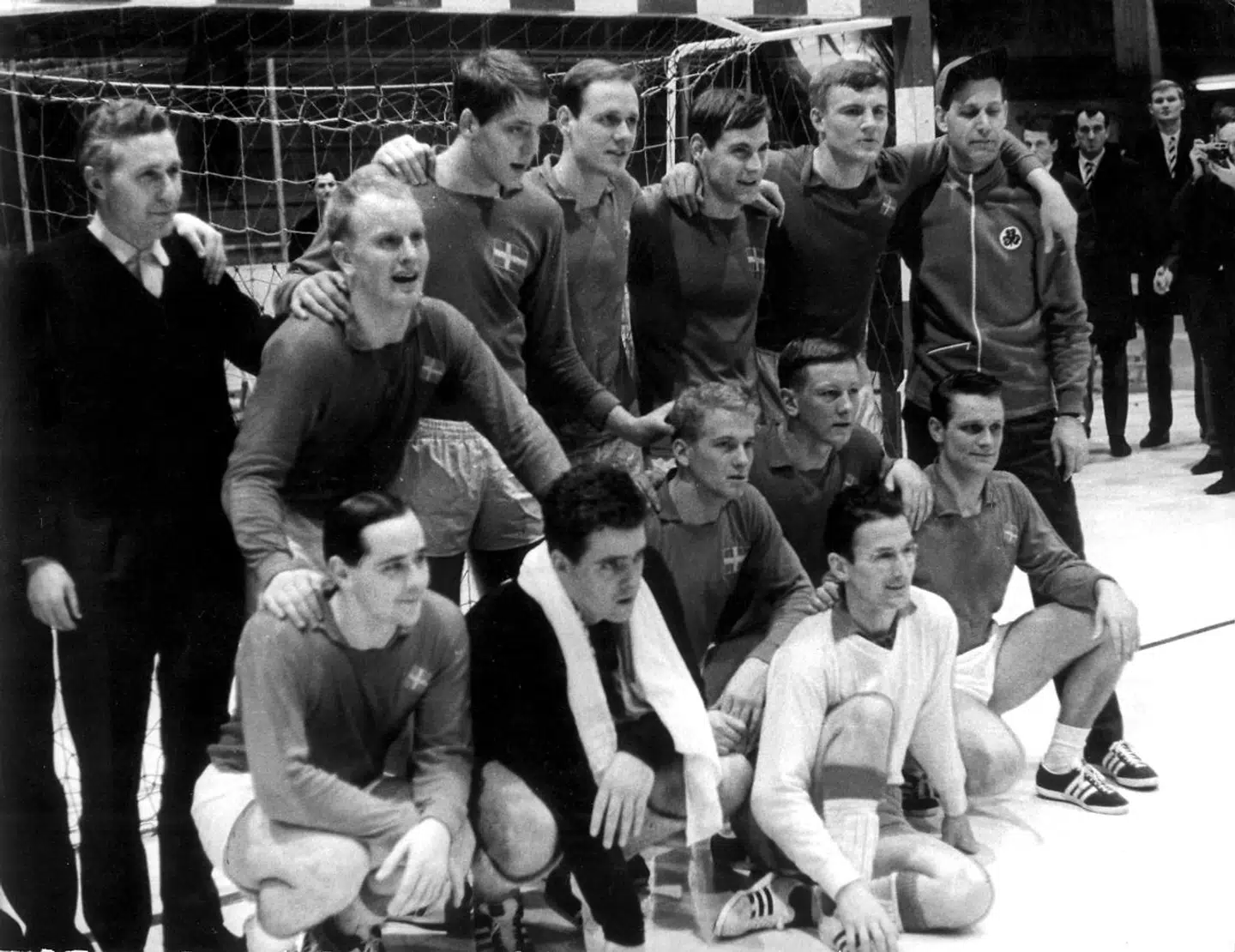 Det danske VM-hold, som sikrede sig sølvmedaljer ved VM i Sverige i 1967. Bagest fra venstre ses udskiftningsleder Bent Jacobsen, Gunnar Jürgens, Carsten Lund, Klaus Kaae, Bent Jørgensen, Jørgen Vodsgaar og holdleder Per Theilmann. Forrest ffra venstre ses Max Nielsen, Erik Holst, Iwan Christiansen, Verner Gård, Per Svendsen og i hvidt 2. målmand Morten Pedersen.