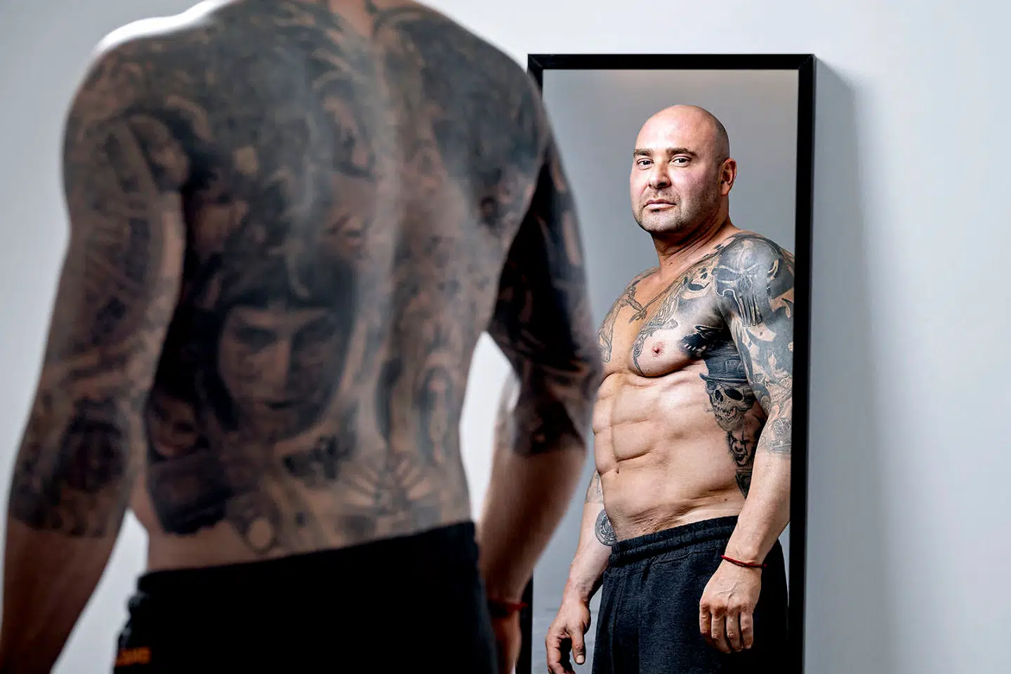 Kim Novaa, også kendt som 'Botoxkongen', har været i London for at få foretaget en meget omfattende skønhedsoperation. Her ses han fem uger efter operationen.