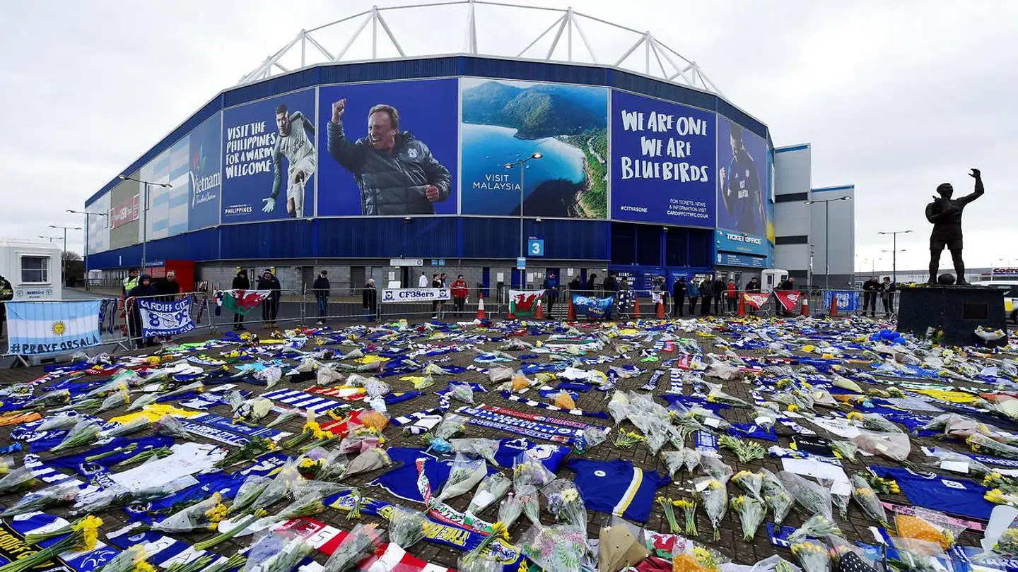 Mange har lagt blomster i Cardiff.