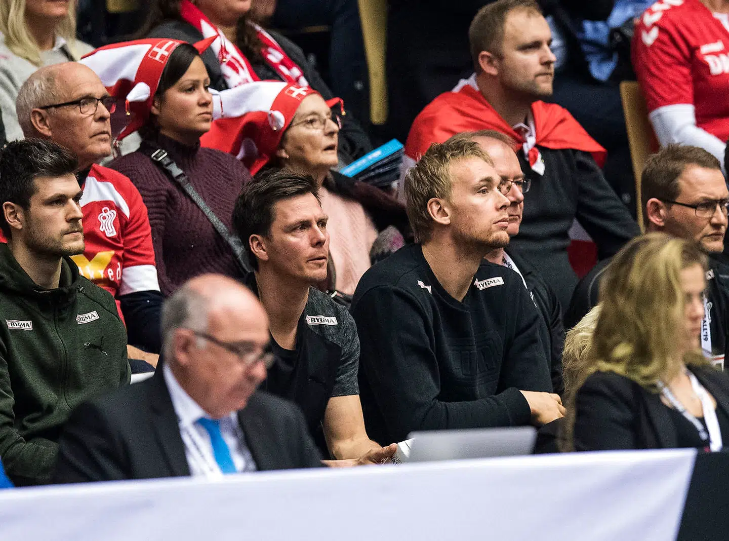 Rene Toft og Hans Lindberg er begge blevet skiftet ud af VM-truppen på grund af skader.. Derfor må de kigge på fra tilskuerpladserne.
