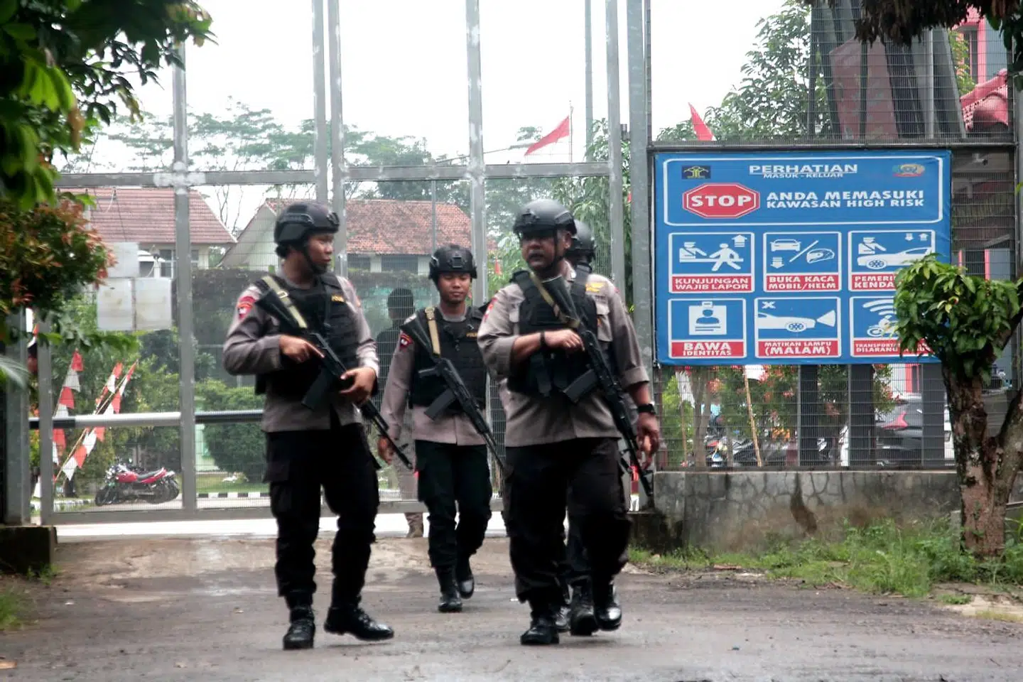 Indonesiske vagter patruljerer uden for fændslet Gunung Sindur i Bogor, hvor Abu Bakar Bashir afsoner sin straf.