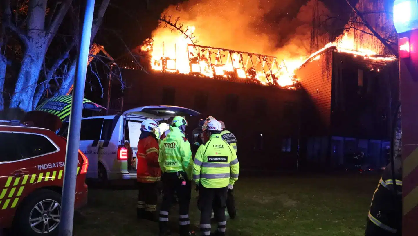 Rønde Efterskole var fredag aften udsat for en voldsom brand.