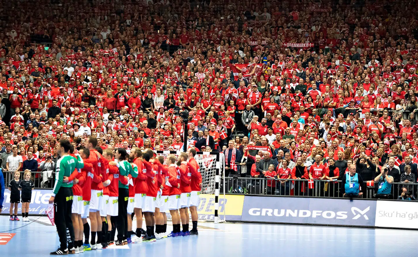 Nationalmelodi i Jyske Bank Boxen i kampen mod Sverige.