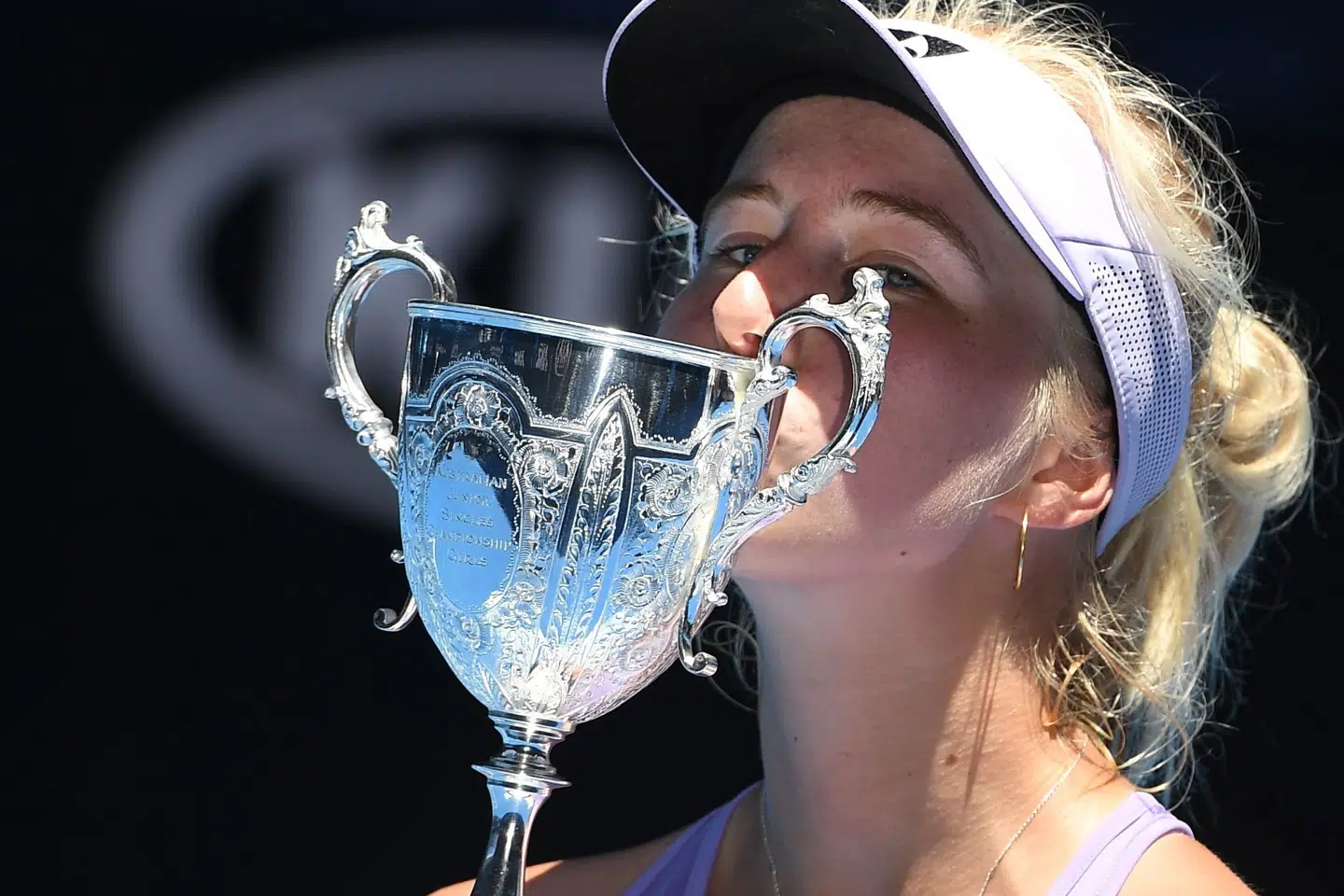 Clara Tauson kyssede sit nye trofæ efter sejren i Australian Open. William West/Ritzau Scanpix