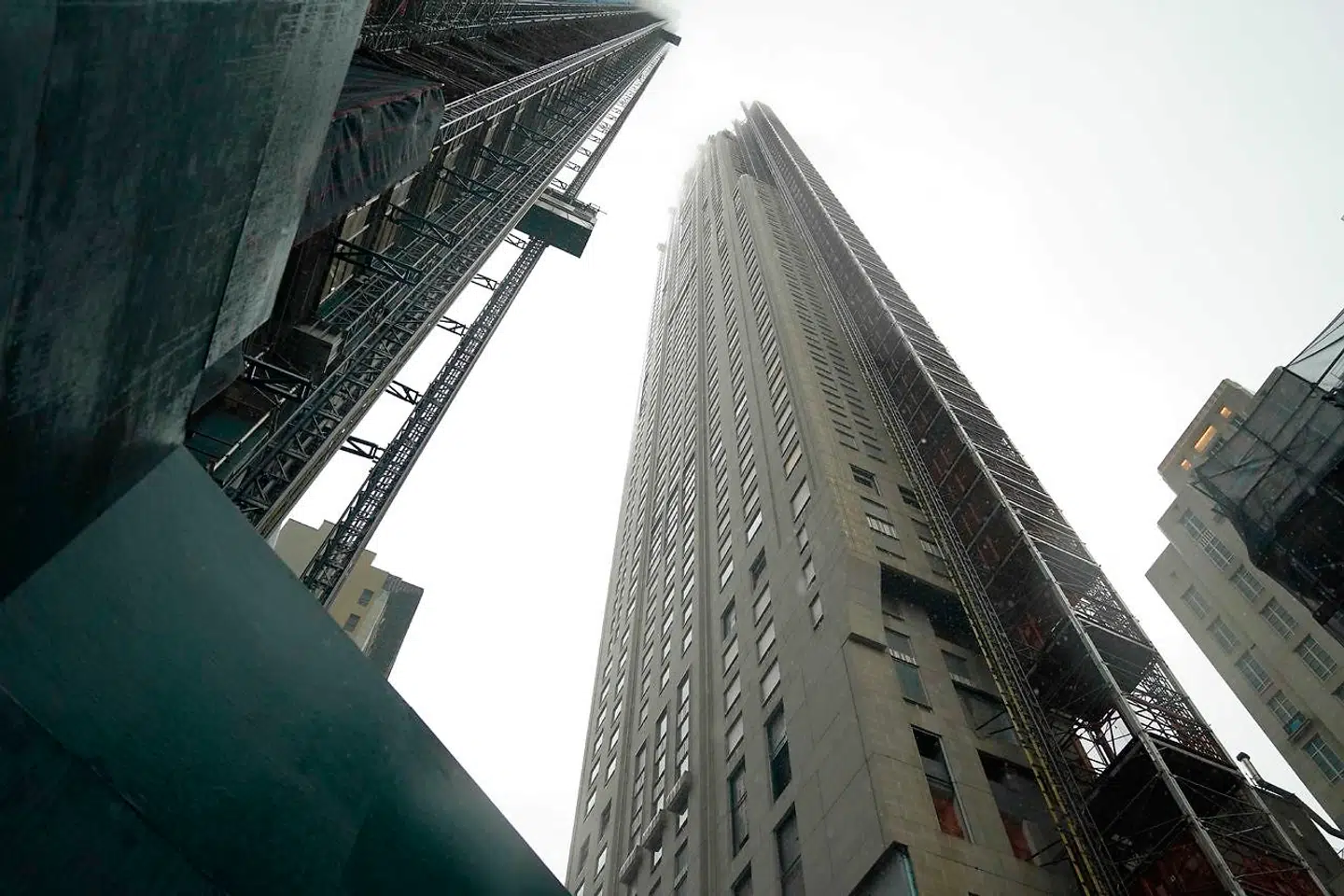 "The Billionaire's Bunker" som de lokale kalder skyskraberen ligger på 220 Central Park South i New York.