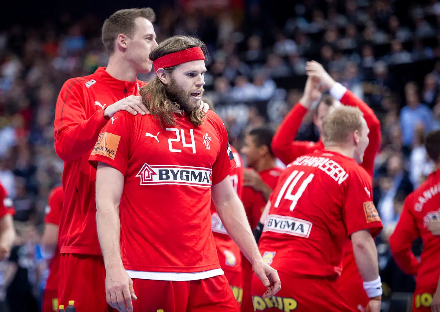 Nikolaj Markussen fejrer Mikkel Hansen med klap på begge skuldre.