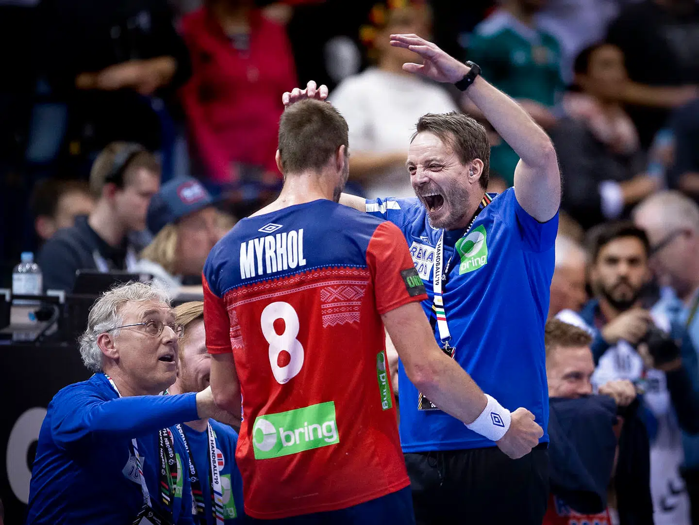 Træner Christian Berge Skjern-spiller Bjarte Myrholjubler over sejren over Tyskland.