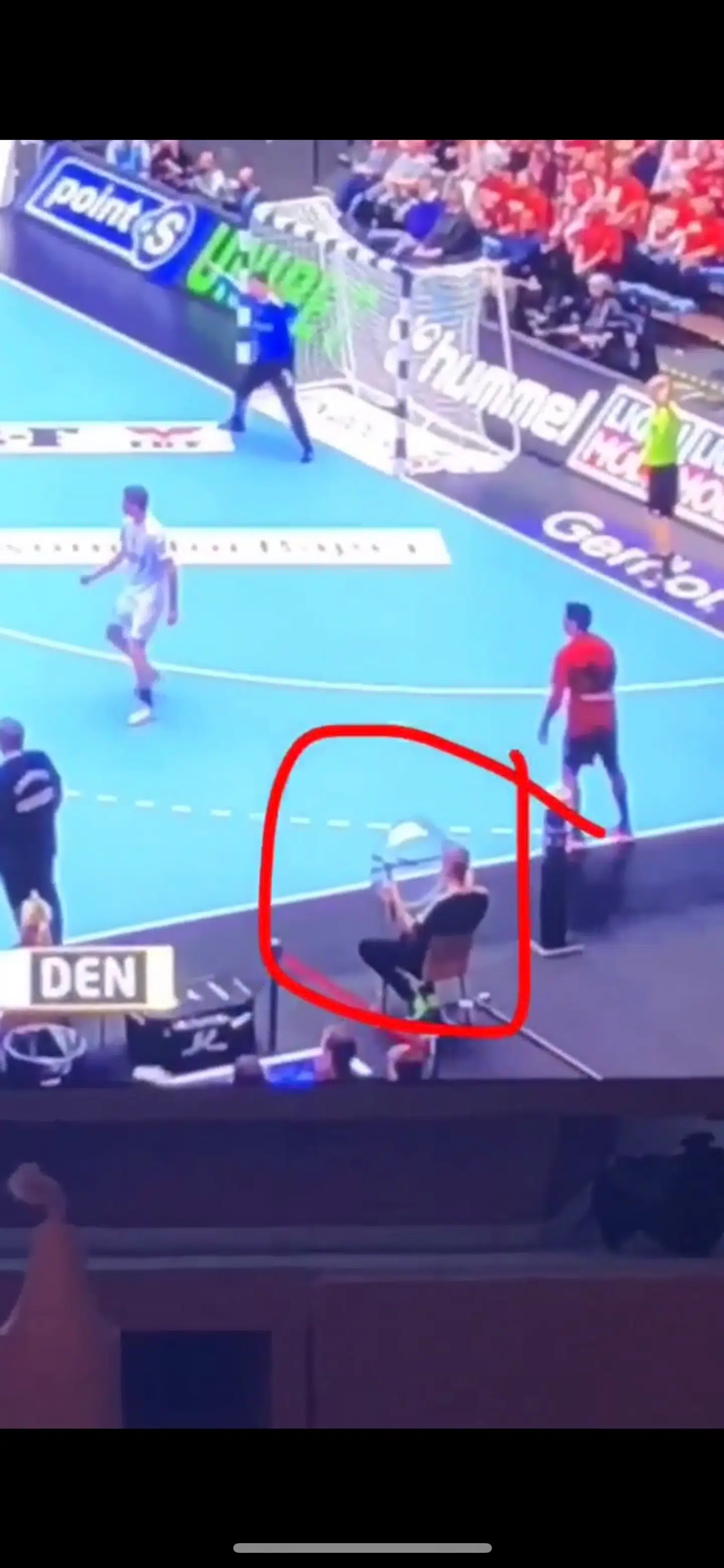 Billedet her viser det noget triste job at sidde helt stille under festlighederne. Til gengæld kommer man jo så gratis til VM i håndbold... (Foto fra Anders Hemmingsens Instagram-story)