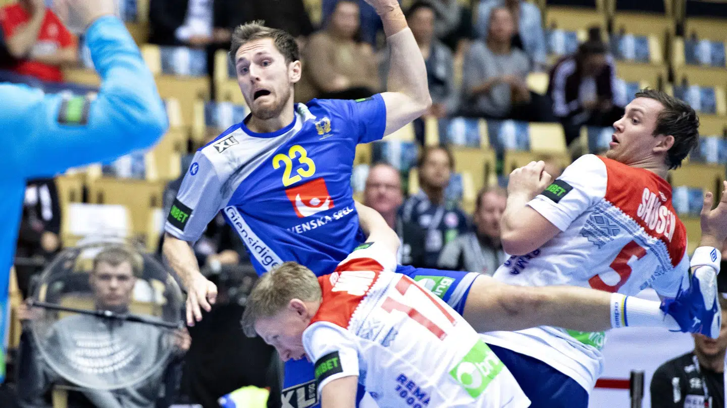 Nederst til venstre i billedet ses den efterhånden berømte parabol-mikrofon. (Foto: Scanpix)