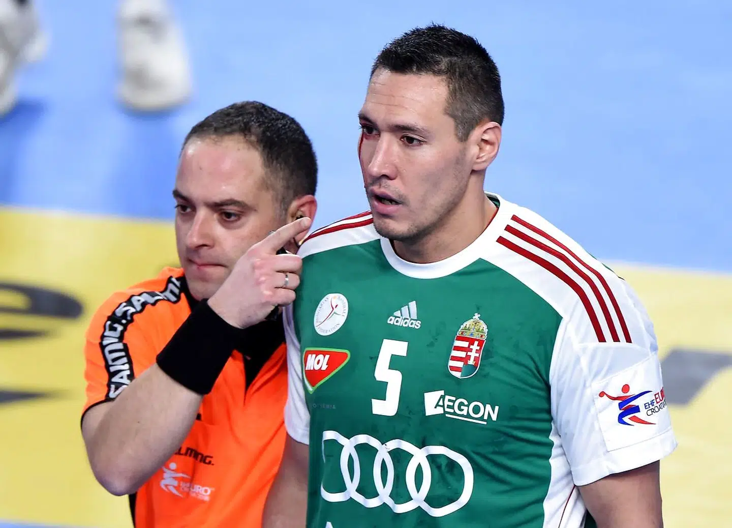 Matija Gubica (tv.) udgør den ene del af det kroatiske dommerpar.