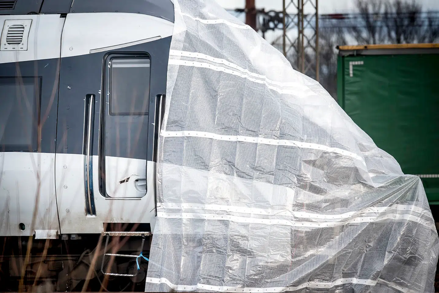 Otte personer blev dræbt, og 16 er kommet til skade i togulykken, hvor et passagertog blev ramt af dele fra et godstog på Storebæltsbroen.