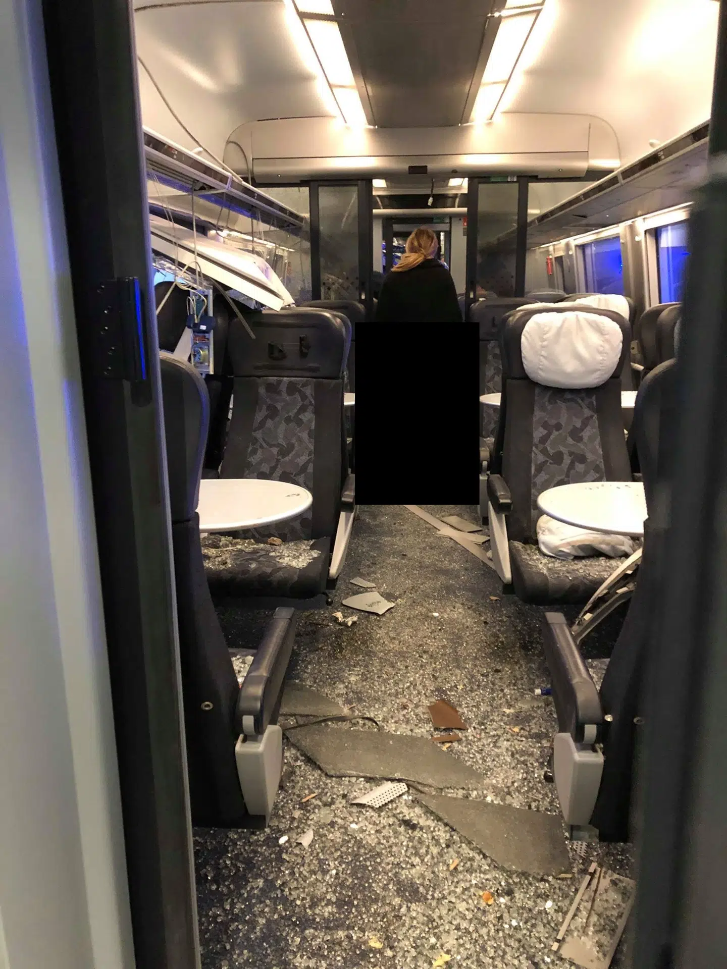 De forreste kupéer var fyldt med glaskår efter kollissionen med traileren fra godstoget.