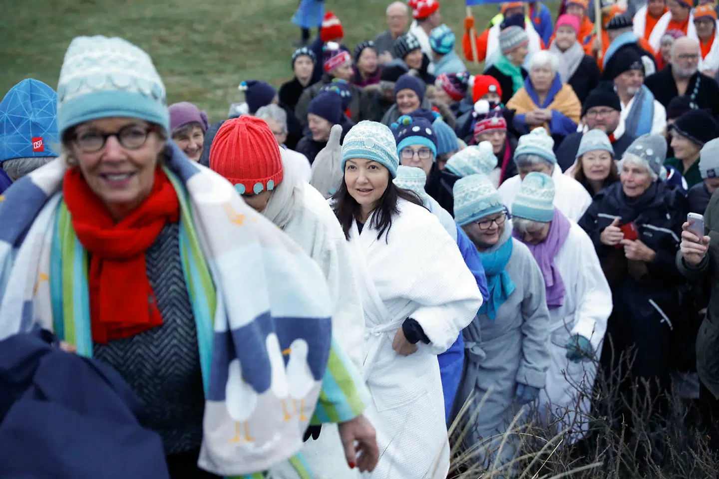 De hvide og lysblå huer indikerer, at man er fra den skagenske vinterbaderklub. Orange huer er fra Roskilde. Farven er snuppet fra Orange Scene fra Roskilde Festival. (Foto: Claus Bjørn Larsen/Ritzau Scanpix)