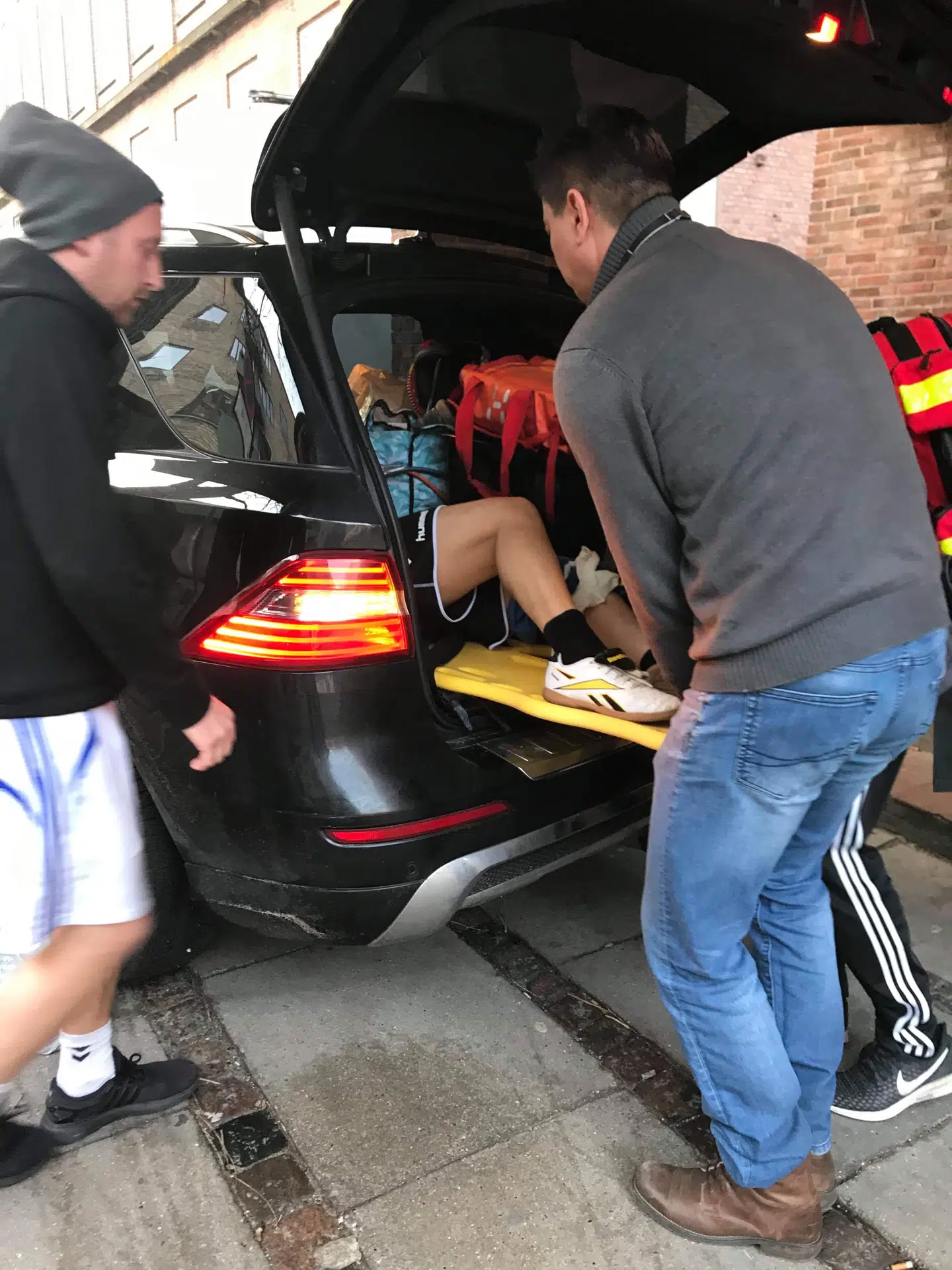Politikeren måtte fragtes i en stationcar.