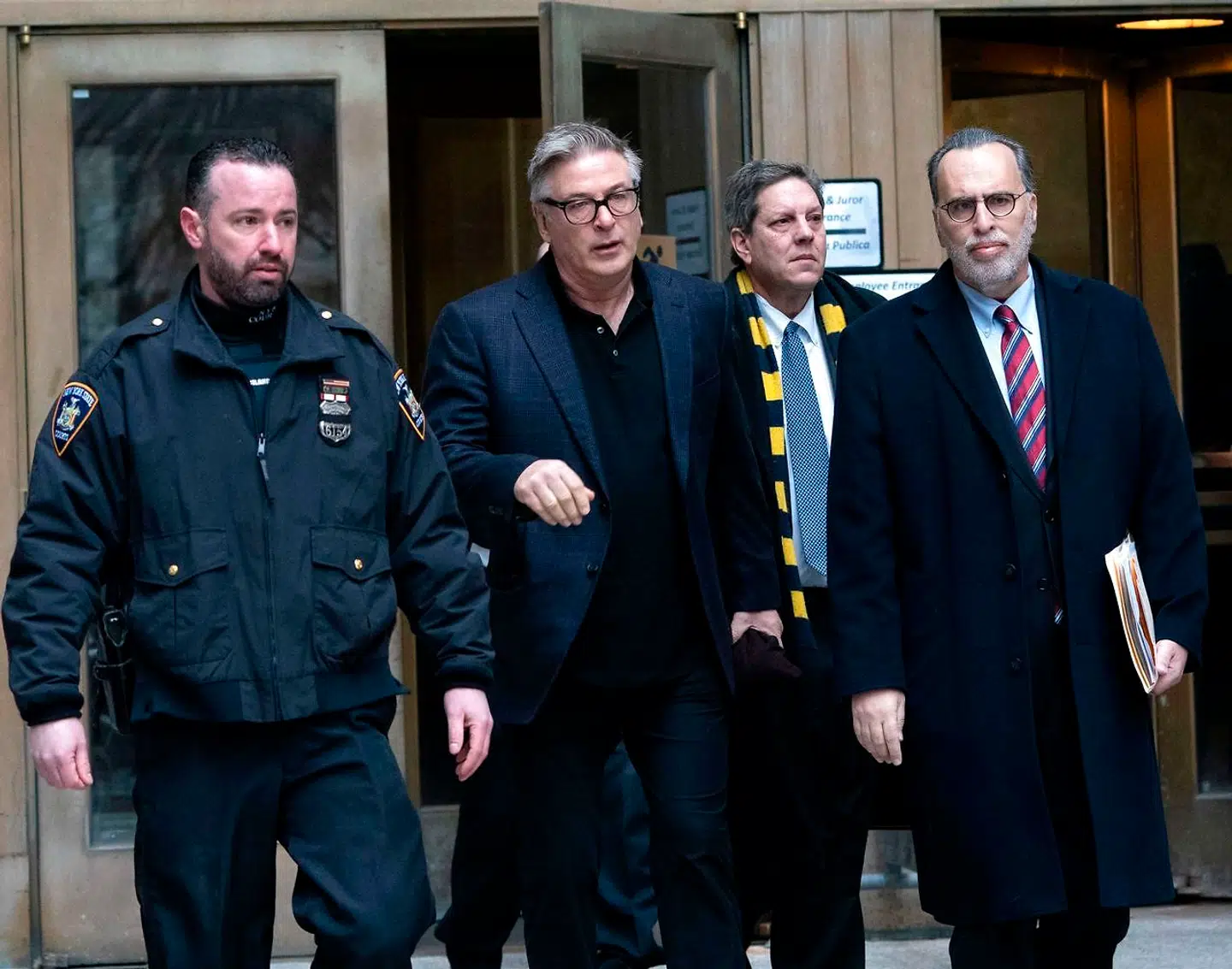Alec Baldwin føres ind i retslokalet.