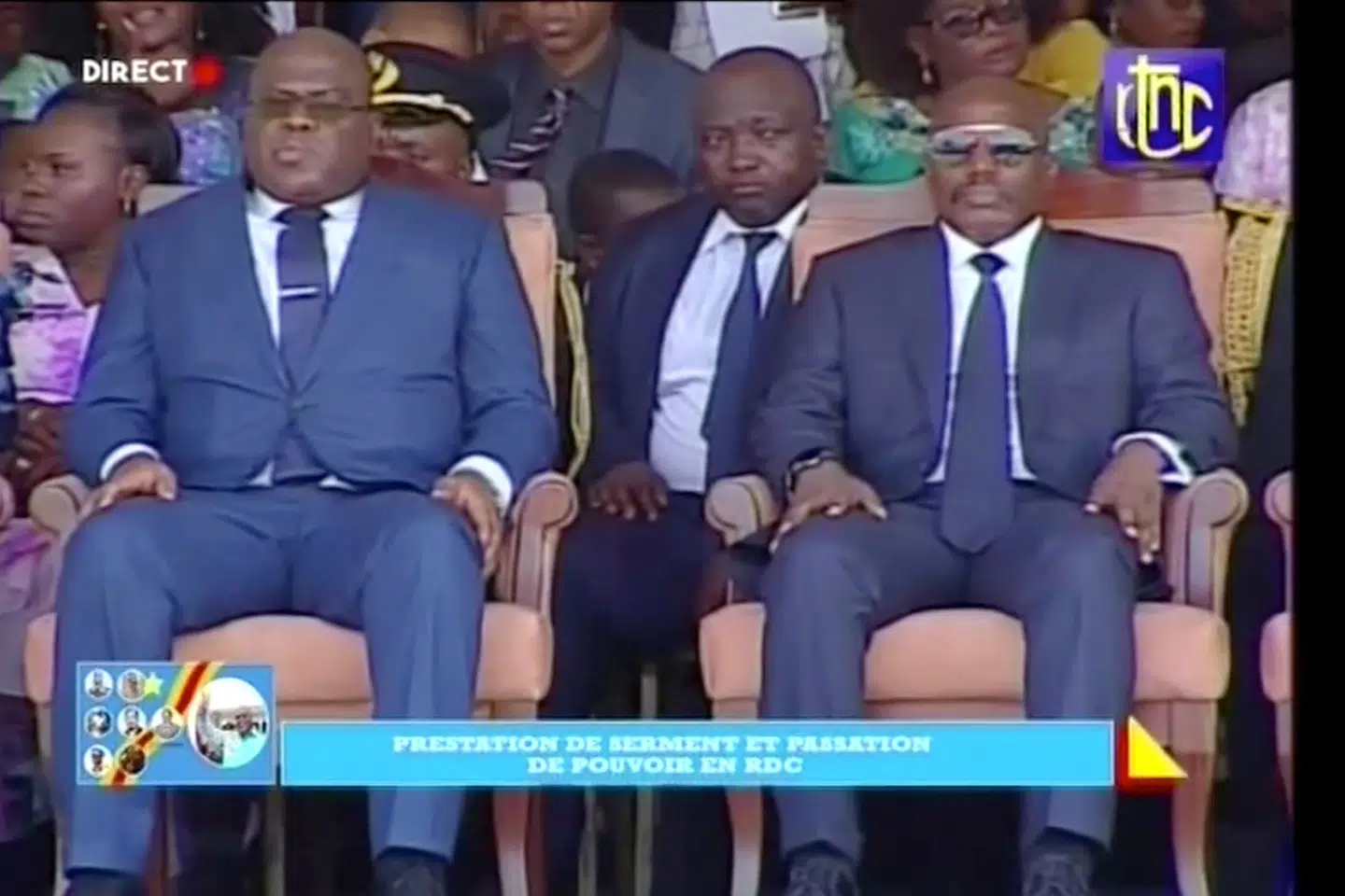 Felix Tshisekedi (tv) ved indsættelsesceremonien i Kinshasa. Han sidder ved siden af DRCongos afgående præsident, Joseph Kabila. Reuters Tv/Reuters