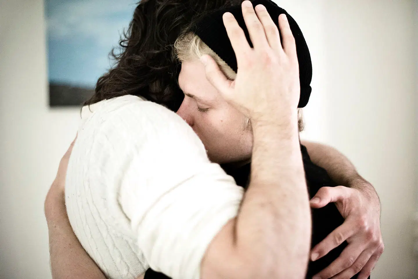 Per Brændgaard har udviklet krammemeditation. Fotograferet i sin lejlighed med journalist Jens Mouvielle som meditationsmakker fredag den 30. oktober 2015.