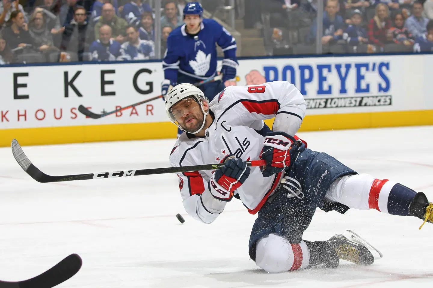 Alex Ovechkin (nummer 8) scorede en enkelt gang i nederlaget til Toronto Maple Leafs, og udligner dermed pointrekorden for russiskfødte spillere i NHL. Claus Andersen/Ritzau Scanpix