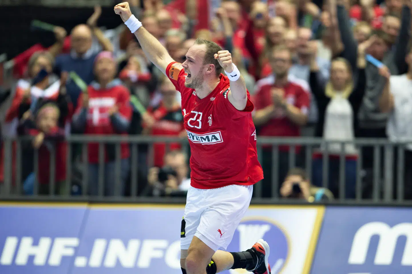 Henrik Toft fik en halv time på banen mod Sverige og er stemplet ind i VM-turneringen for alvor. Publikum stemplede ind fra første bold i København, nu håber Toft på en masse danske fans i Hamburg og på at spille finale i Herning på søndag. Henning Bagger/Ritzau Scanpix