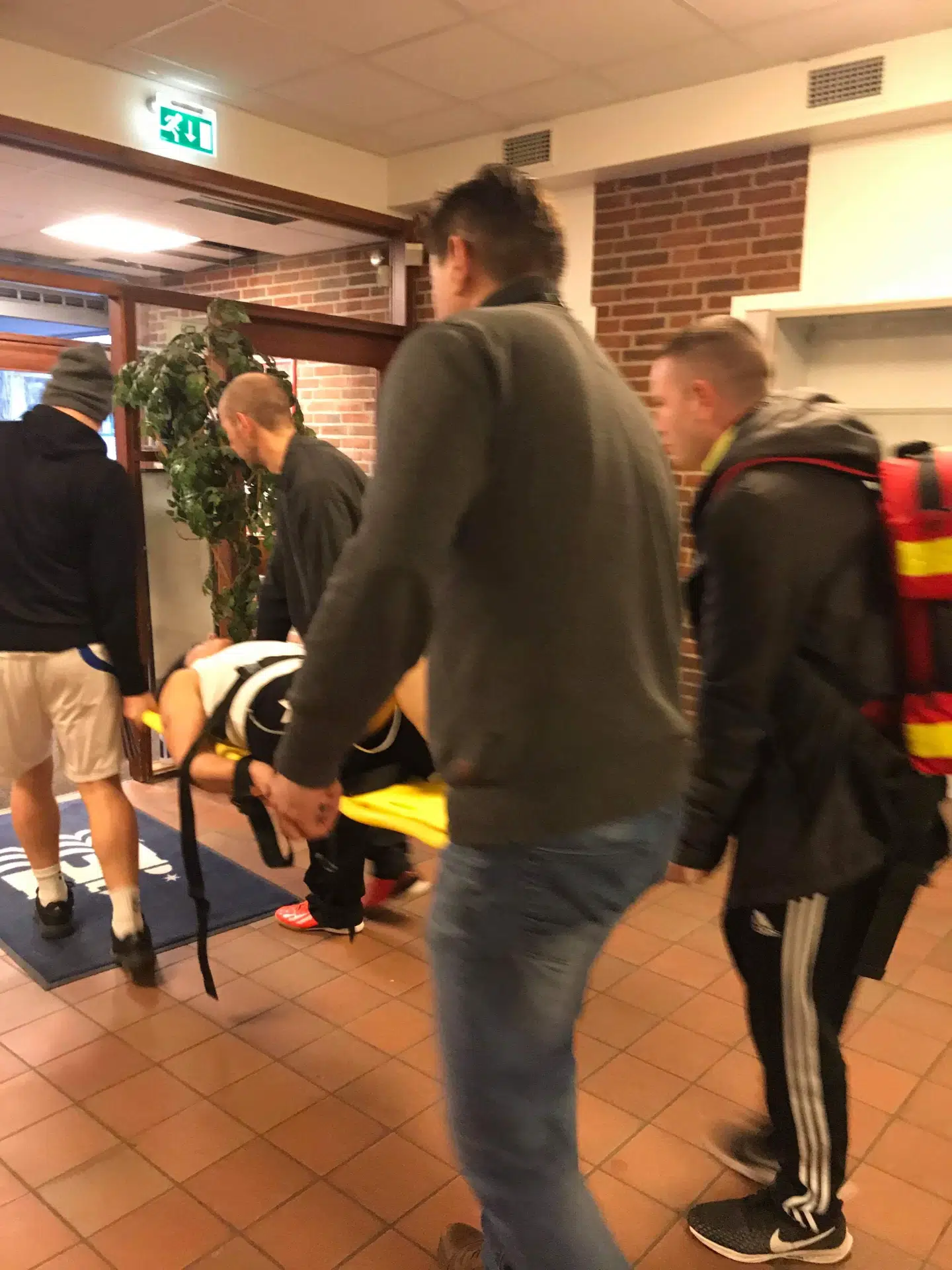 Anahita Malakians blev båret ud af hallen på en båre.