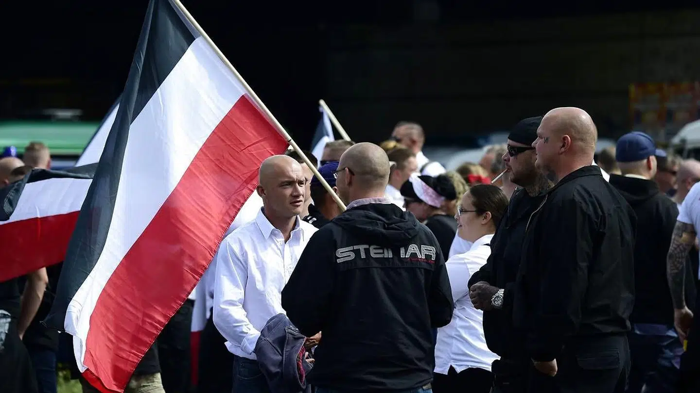 Arkivfoto fra 2017. Nynazister og moddemonstranter er på gaden i Berlin-forstaden Spandau i anledning af 30-års-dagen for nazisten Rudolf Hess' død. Med sig havde de medbragt bannere, hvor der stod: 'Jeg fortryder intet'.