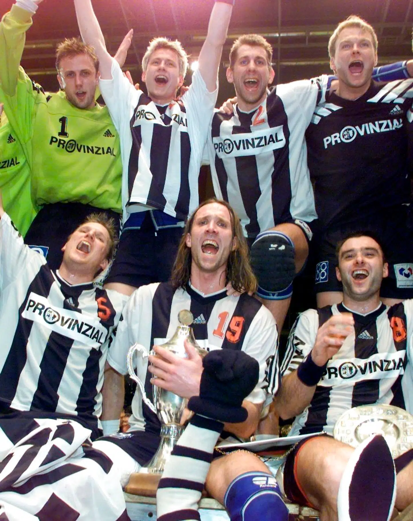 Kiels legendariske hold med blandt andre Magnus Wislander (nr. tre fra venstre øverst) og Nikolaj Jacobsen (nederst til venstre)