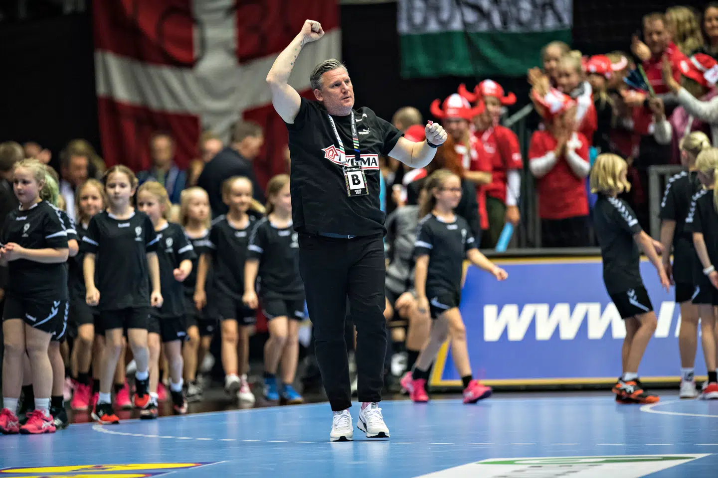 Nikolaj Jacobsen i Boxen til jubelbrøl.