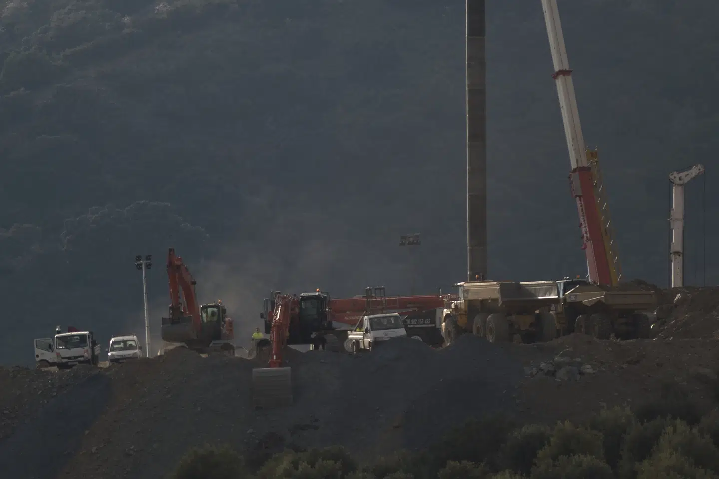 Flere kraner og boremaskiner er i gang med at grave sig ned til den toårige dreng i Totalan i Malaga. Jorge Guerrero/Ritzau Scanpix