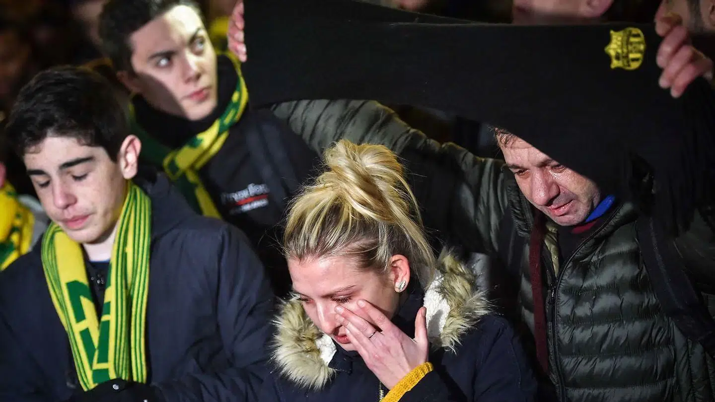En fan af Nantes tører tårerne væk ved højtideligheden for Emiliano Sala, der forsvandt den 21. januar. (Photo by LOIC VENANCE / AFP)