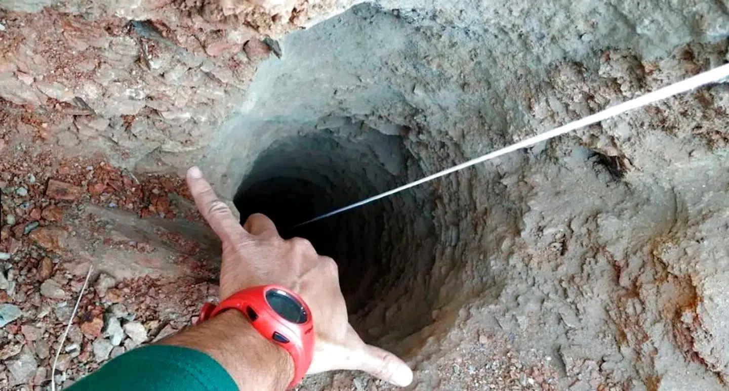 Hullet, der er boret for lidt over en måned siden, har en diameter på kun 25 cm. Hullet er formentlig 100 meter dybt.