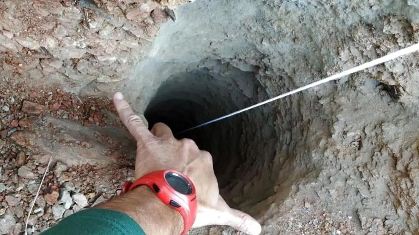 Hullet, der er boret for lidt over en måned siden, har en diameter på kun 25 cm. Hullet er formentlig 100 meter dybt.