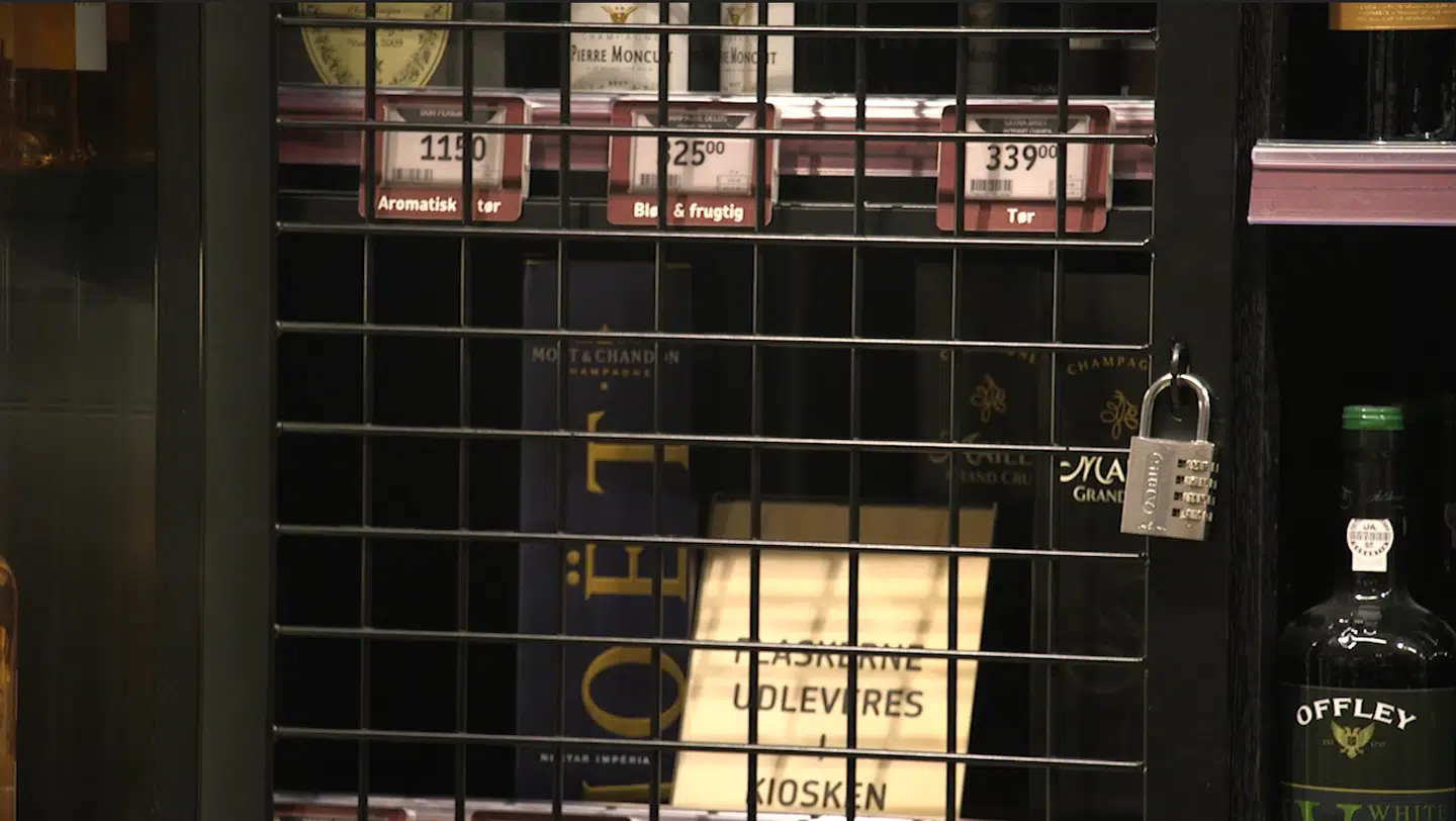 Føtex Food har låst champagnen inde i et skab - men det var desværre ikke nok til at hindre tyverier. Et par mænd klippede hængelåsen over og fyldte tasken med de dyre dråber.