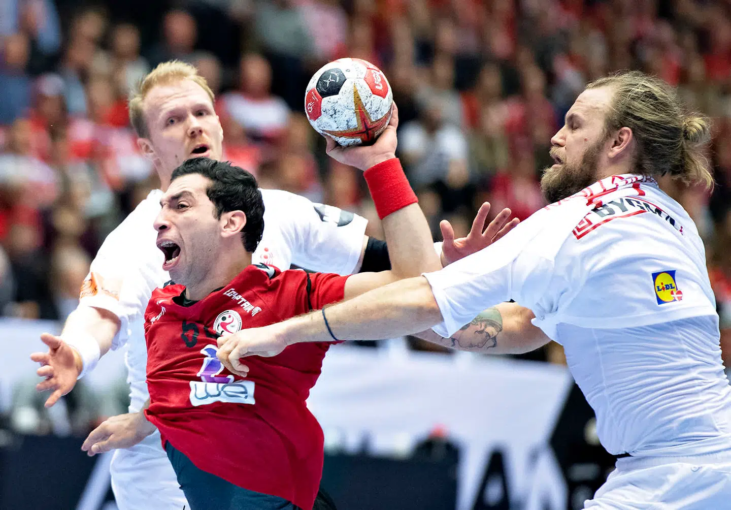 Henrik Møllgaard i infight med Egyptens Ahmed El-Ahmar.