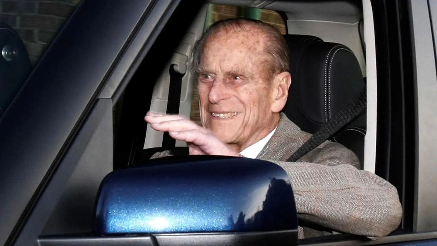 Prins Philip er blevet upopulær efter, at han torsdag i sidste uge kørte ind i en bil med to kvinder og en baby. Især fordi han - trods ulykken og sin høje alder - tilsyneladende insisterer på at blive ved med at køre bil. (Arkivfoto)