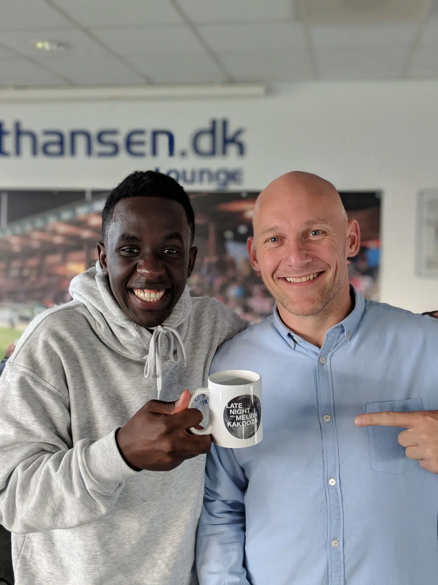 Thomas Gravesen med komiker Melvin Kakooza der spiller hovedrollen Sunday i Sunday.