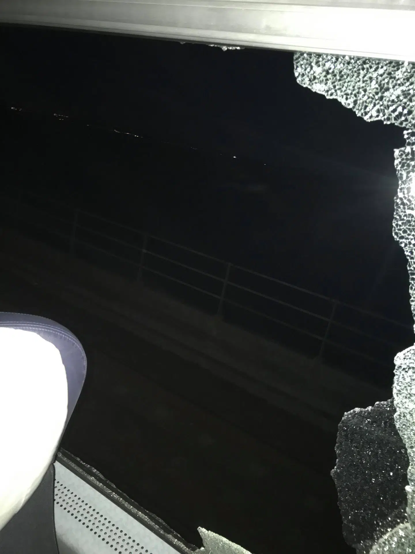 Et billede taget, umiddelbart efter at traileren ramte lyntoget på Storebæltsbroen.