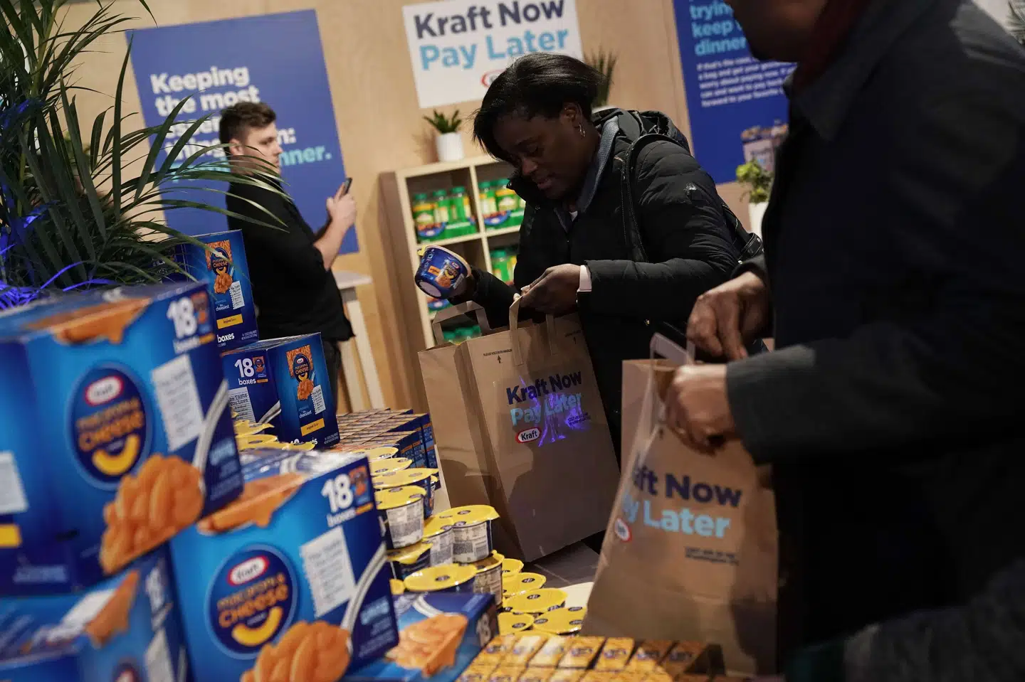 Offentligt ansatte uden løn har mulighed for at hente madrationer i supermarkeder rundt om i landet. Her ses et supermarked i Washington D.C. Alex Wong/Ritzau Scanpix