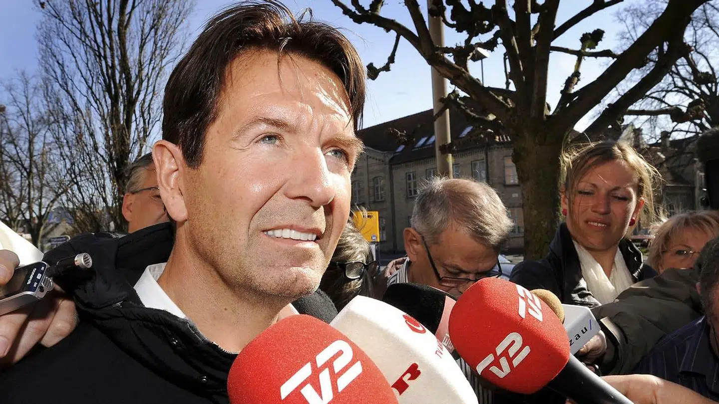 Erik Damgaard kom i offentlighedens søgelys efter reality-programmer med hans tidligere hustru Anni Fønsby. Her ses han uden for retten, hvor Anni Fønsby stod anklaget for rufferi.