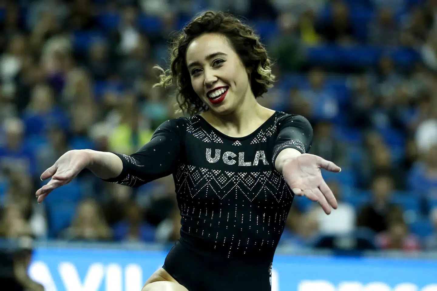 Her ses Katelyn Ohashi under en konkurrence i januar.