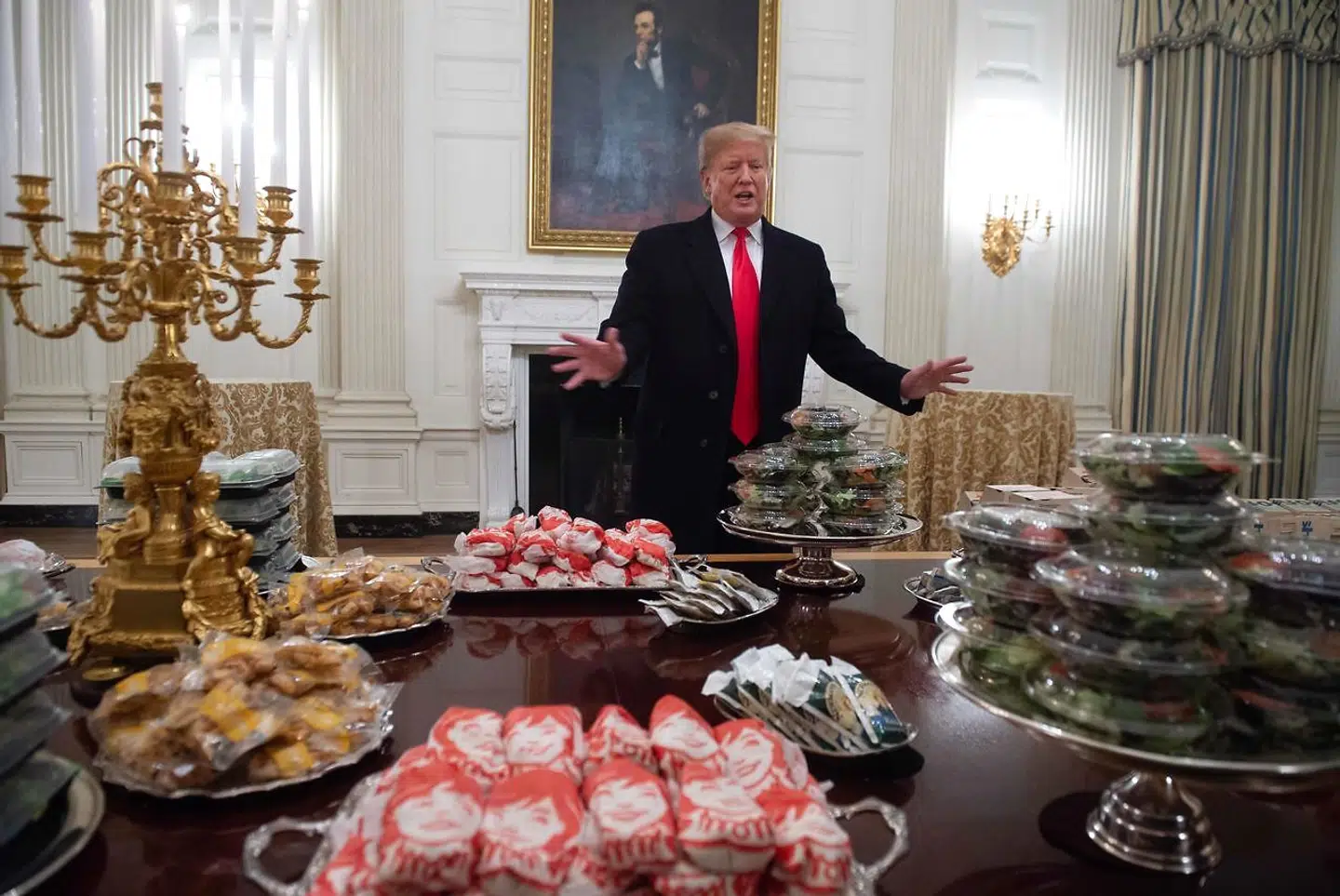 Donald Trump byder velkommen til festmåltid i Det Hvide Hus, Big Macs og pommes frittes.