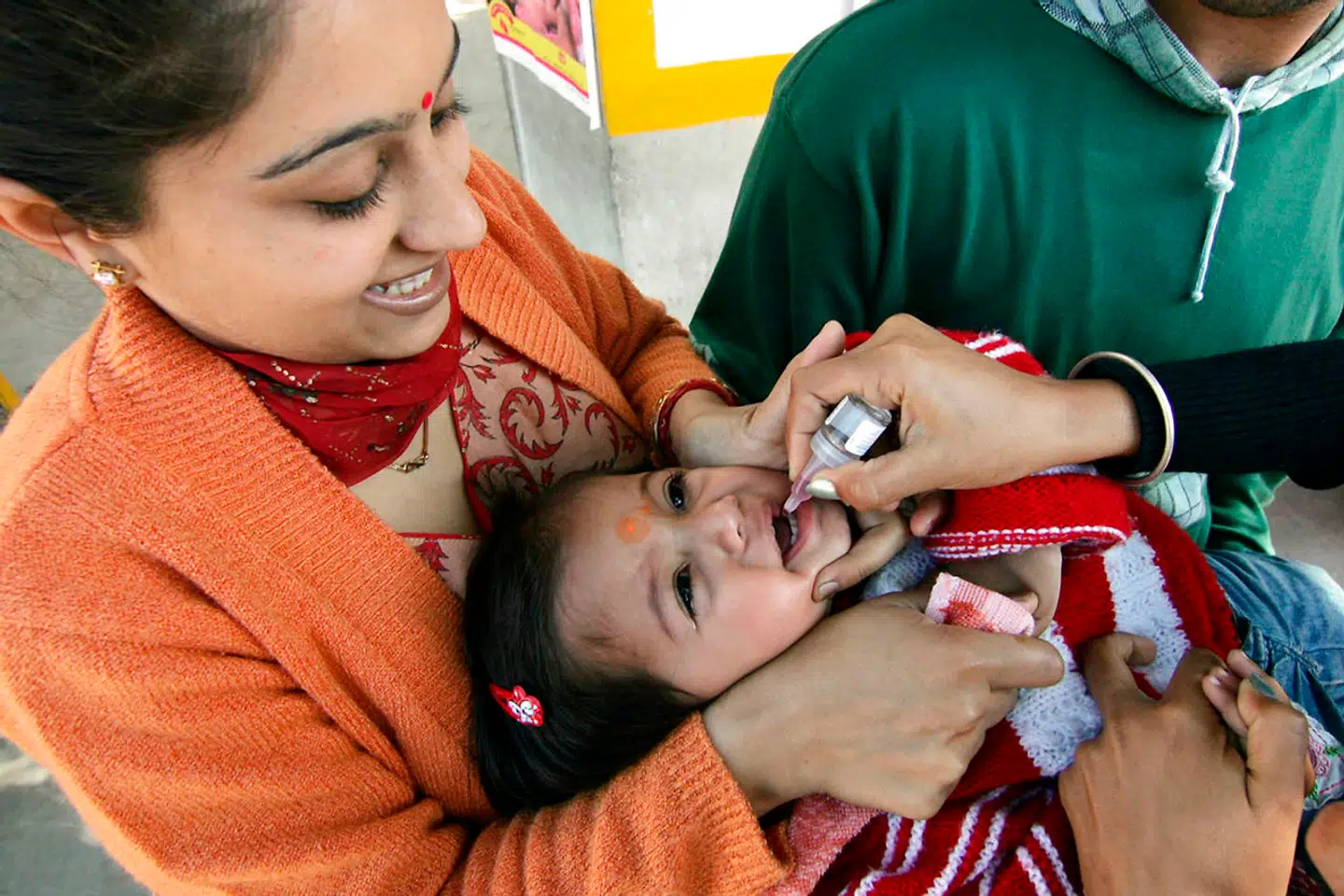 Bill Gates støtter blandt andet The Global Polio Eradication Initiative, der forsøger at nedkæmpe polio. Her får en indisk pige behandling af GPEI.
